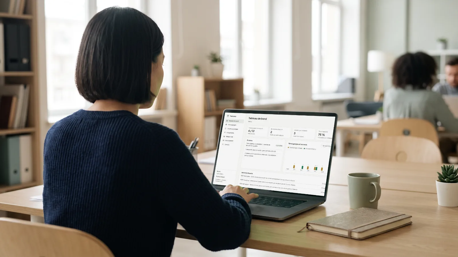 Illustration : une responsable marketing, vue de dos, consulte le tableau de bord de son espace Temonis sur son ordinateur portable